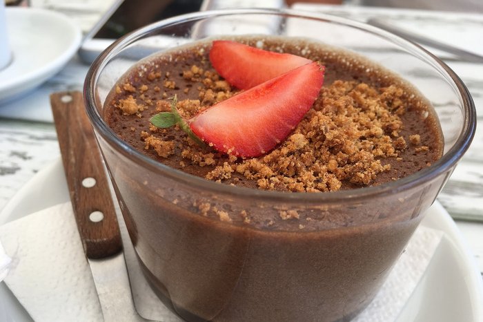 Receta para preparar una mousse de chocolate con mermelada de frutilla