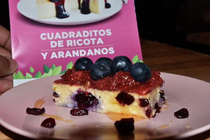 Receta saludable: Cuadraditos de ricota y arándanos