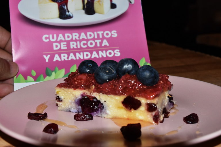 Receta saludable: Cuadraditos de ricota y arándanos